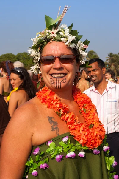 Bir kadın çiçek kostümlü Festivali, arambol beach, goa, Hindistan, 5 Şubat 2013. — Stok fotoğraf