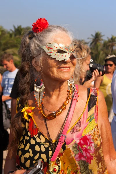 yaşlı bir kadın gibi giyinmiş bir hippi bir buçuk yıllık festival Şubat, arambol beach, goa, Hindistan, at 5 Şubat 2013 maske.