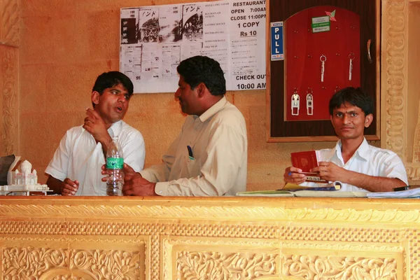 15.10.2012 - jaisalmer, İstanbul, Türkiye. otelin personeli ve konuşma açık arkasında.