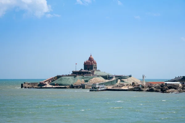 Swami vivekananda memorial en een kleine tempel van kanyakumari, gelegen in één van de twee eilanden in de buurt van Kaap comorin. — Stockfoto