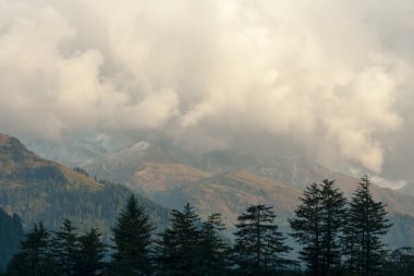bulutlar kullu Vadisi Mountains.