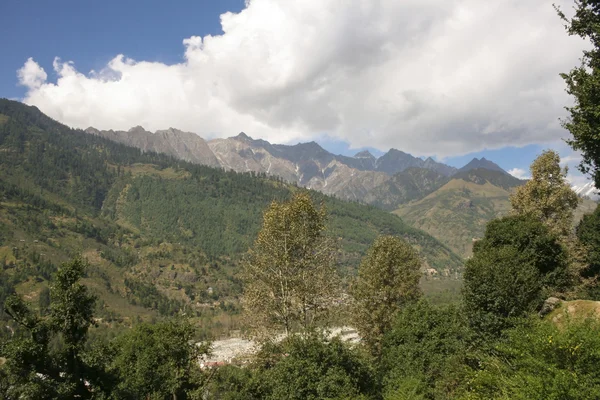 クッルー渓谷やマナリのヴァシシュト （p307） からの眺め. — ストック写真