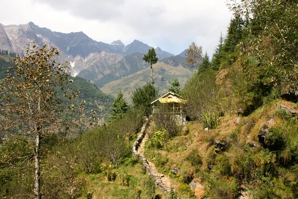 Footpath to a small house in the mountains. — Stock Photo, Image