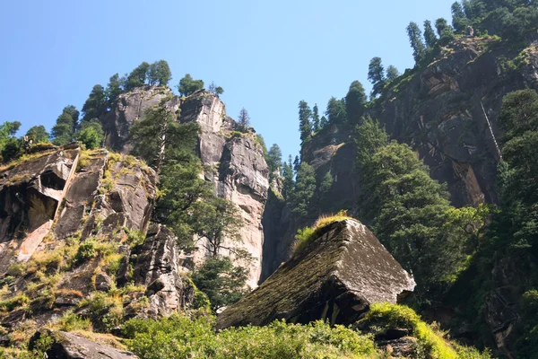 kullu Vadisi'ndeki sarp uçurumlar.