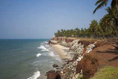 ıssız sahil sarp bir banka ile.