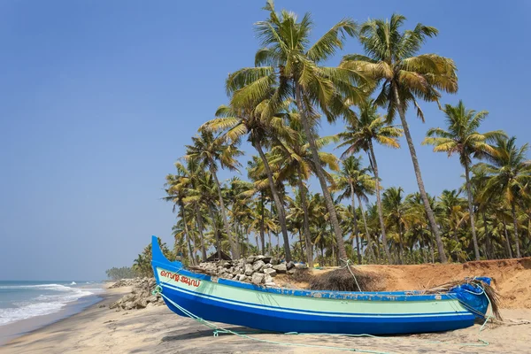 Barca da pesca blu su una spiaggia deserta . — Foto Stock