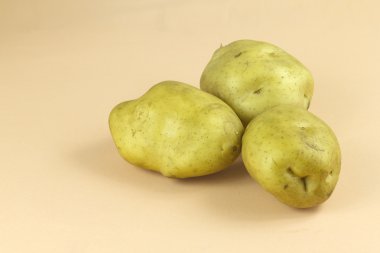 Piyasada taze organik patatesler satılıyor.