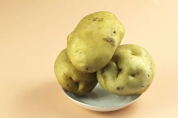 Frische Bio-Kartoffeln werden auf dem Markt verkauft — Stockfoto