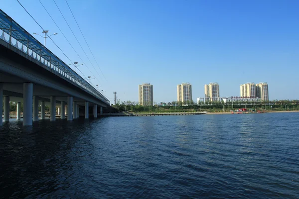 El puente sobre el río —  Fotos de Stock