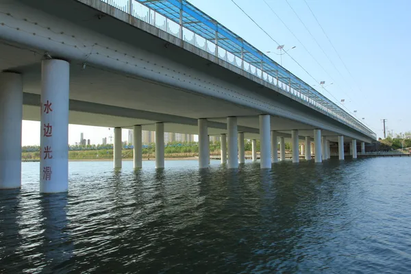Мост на реке — стоковое фото