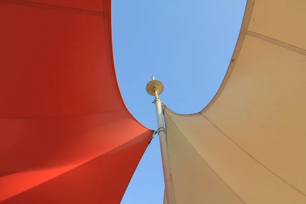 Tende da sole aeree su un palo contro cielo azzurro — Foto Stock