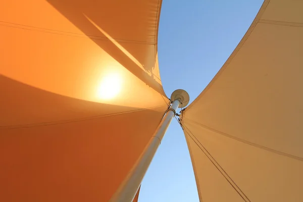 Tende da sole aeree su un palo contro cielo azzurro — Foto Stock