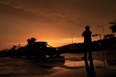 siluet turuncu günbatımı'nın arka plan üzerinde