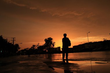 siluet turuncu günbatımı'nın arka plan üzerinde