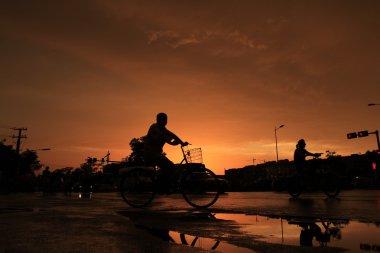 siluet turuncu günbatımı'nın arka plan üzerinde