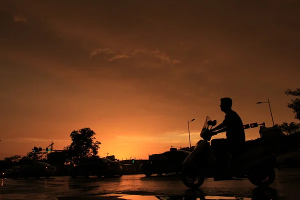 Silhueta de no fundo do pôr-do-sol laranja — Fotografia de Stock