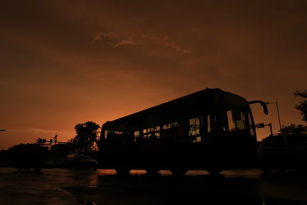 Silhueta de no fundo do pôr-do-sol laranja — Fotografia de Stock