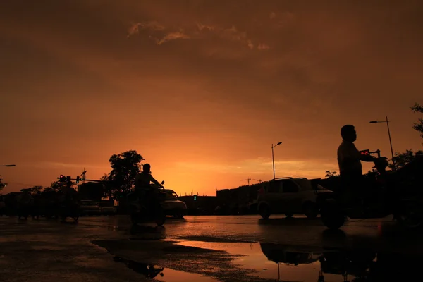 Silhueta de no fundo do pôr-do-sol laranja — Fotografia de Stock