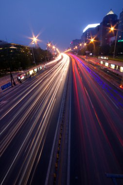 Bulanık ışıklı arabayı gece şehir boyunca hareket ettirir.