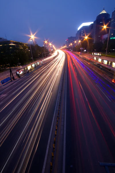 Bulanık ışıklı arabayı gece şehir boyunca hareket ettirir.