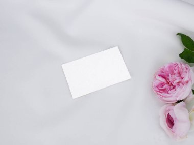 Mockup Top view beyaz boşluk kartı, isim kartı için, iş kartı, beyaz bez arka plan. kırpma yolu ile
