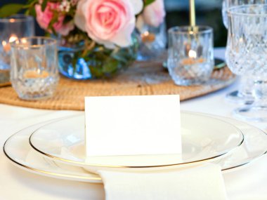 İsim yeri için, katlanmış, selamlanmış, düğün masası arka planında davetiye. kırpma yolu ile