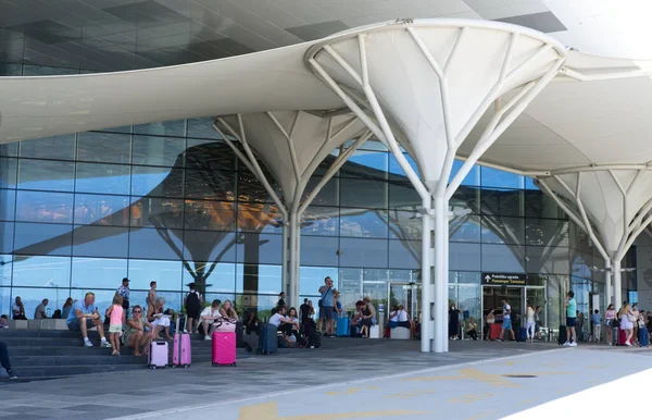 Ayrıl, Croation. 19 Ağustos 2021 'de. Havaalanında bekleyen turistler.