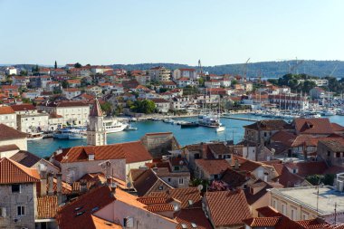 Trogir 'in havadan görünüşü, UNESCO miras alanı, Saint Leonard Katedrali' nin çan kulesinden çekildi.
