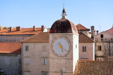 Trogir 'in eski şehri, UNESCO miras alanı ve Saint Leonard Katedrali' nin çan kulesinden çekilen saat kulesi manzarası.