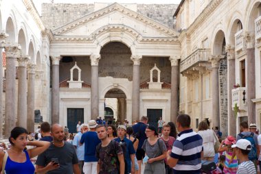 Ayrıl, Hırvatistan. 13 Eylül 2021. Antik Diocletian Sarayı 'nın peristyle turistleri
