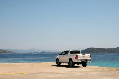 Trogir, Hırvatistan. 13 Ağustos 2021. Modern beyaz Toyota 4x4 Hitlux limanda havladı