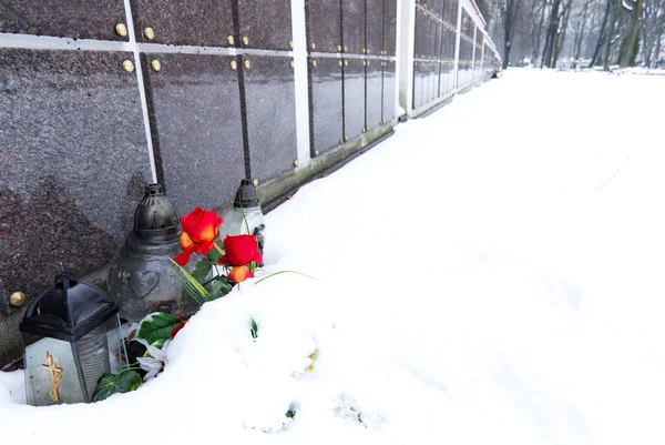 Kwiaty Świece Przed Ścianą Kolumbarium Cmentarzu Śniegu Zimie — Zdjęcie stockowe