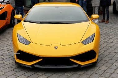 Lublin, Polonya. 4 Aralık 2021 sarı lüks Lamborghini spor arabası.