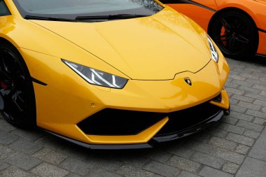 Lublin, Polonya. 4 Aralık 2021 sarı lüks Lamborghini spor arabası.