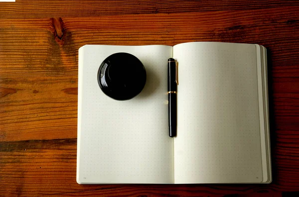 紙のノート 噴水ペン 木製のテーブルのインク フラットレイ — ストック写真