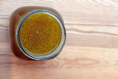 Ahşap mutfak tezgahında bir kavanoz et kemiği çorbası.