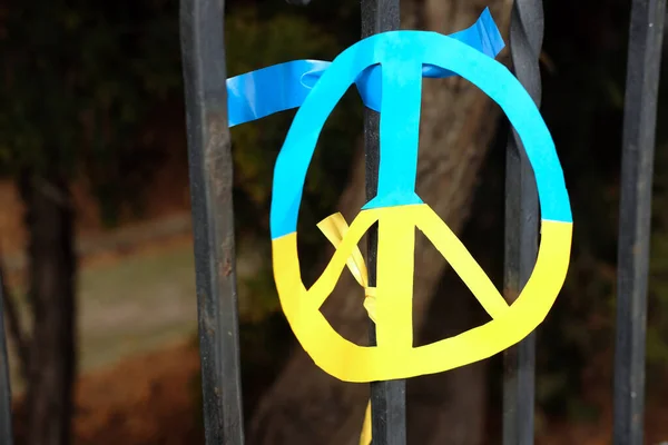 Mírové Znamení Barvách Vlajky Ukrajiny Ponechané Plotě Mimo Ukrajinský Konzulát — Stock fotografie