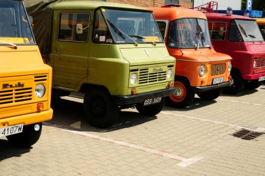 Lublin, Polonya. 24 Temmuz 2022. Eski Polonyalı Vanlar (Zuk) eski bir otomobil fuarına park ettiler