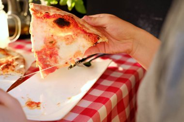 girl hand holding slice of delicious gambaretto pizza with prawns