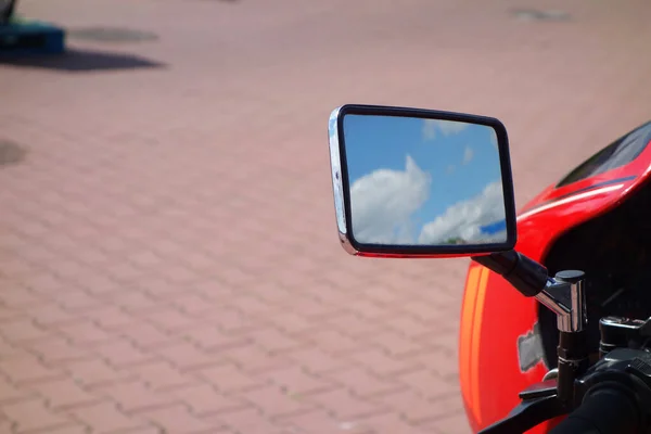 Reflection Blue Sky Motorbike Side Mirror Concrete Pavement — Stockfoto