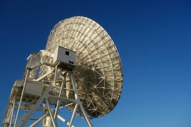 Polonya 'nın Torun kentindeki astronomik gözlemevinde kullanılan radyo teleskobu..