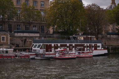 Dauphine Yeri 'nde Kırmızı ve Beyaz Tuğlalı Güzel Geleneksel ve Eski Paris Bulding Cepheleri - Paris, Fransa - le de la Cite
