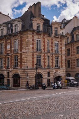 Dauphine Yeri 'nde Kırmızı ve Beyaz Tuğlalı Güzel Geleneksel ve Eski Paris Bulding Cepheleri - Paris, Fransa - le de la Cite