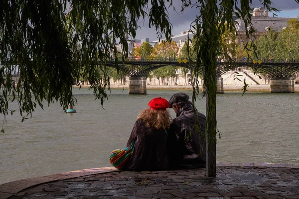 Coppia Adulti Seduti Sulla Punta Square Vert Galant Seine River — Foto Stock