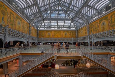 Samaritaine - güzel Art Nouveau, Art Deco mimarisi ve dekorasyonu - Demir ve Cam Tavan - Paris, Fransa