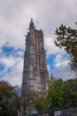 Saint-Jacques Kulesi (Tour Saint-Jacques) Fransa 'nın Rivoli caddesinde yer almaktadır. Bu 52 m Flamboyant Gotik kulesi, Saint-Jacques-de-la-Boucherie kilisesinden geriye kalan tek şey.