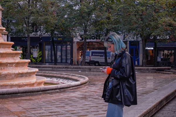 Jeune Fille Aux Cheveux Bleus Verts Peints Près Fontaine Des — Photo