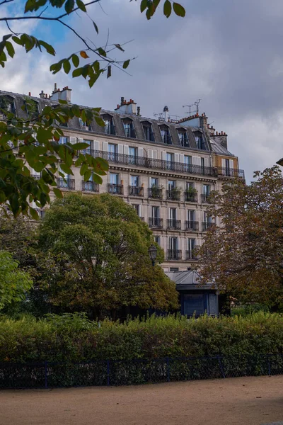 Edifícios Residenciais Parisienses Tradicionais Com Jardim Outono Frente Paris França — Fotografia de Stock