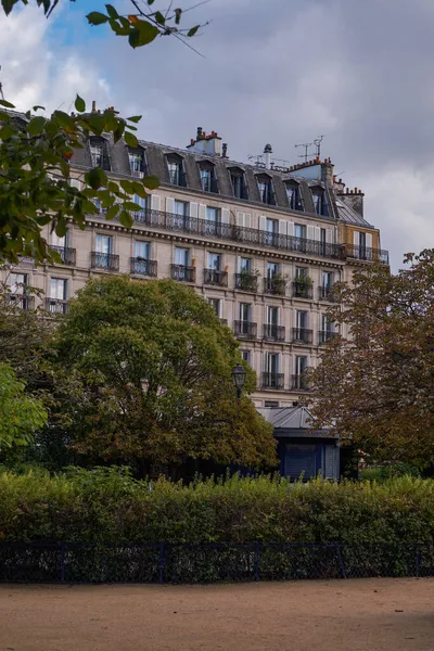 Edifícios Residenciais Parisienses Tradicionais Com Jardim Outono Frente Paris França — Fotografia de Stock
