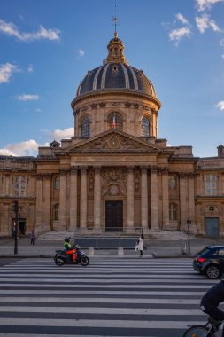 Paris 'teki Enstitü de France gün batımında. Mimar Louis Le Vau, 1662 ve 1688 yılları arasında yapılmış. 